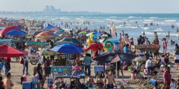 Playa Miramar luce a reventar: miles de turistas abarrotan el máximo paseo del sur