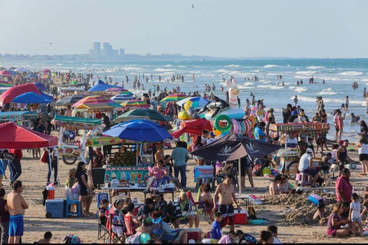 Playa Miramar luce a reventar: miles de turistas abarrotan el máximo paseo del sur