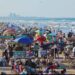 Playa Miramar luce a reventar: miles de turistas abarrotan el máximo paseo del sur