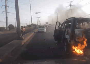 Explota camioneta tras salir del AIFA; dos personas pierden la vida