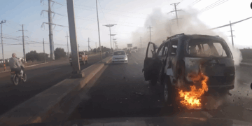 Explota camioneta tras salir del AIFA; dos personas pierden la vida