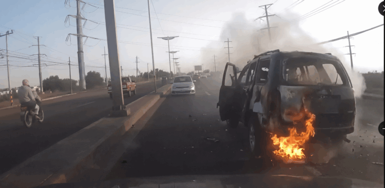 Explota camioneta tras salir del AIFA; dos personas pierden la vida