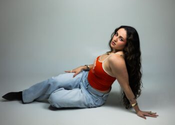 Caluu C. transforma el desamor en empoderamiento con su nuevo sencillo “ACTITUD”