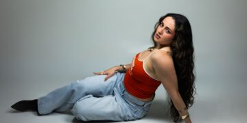 Caluu C. transforma el desamor en empoderamiento con su nuevo sencillo “ACTITUD”