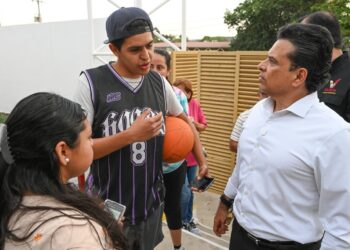 Encabeza Lalo Gattás entrega de apoyos alimentarios en Victoria.