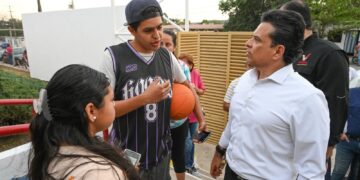 Encabeza Lalo Gattás entrega de apoyos alimentarios en Victoria.