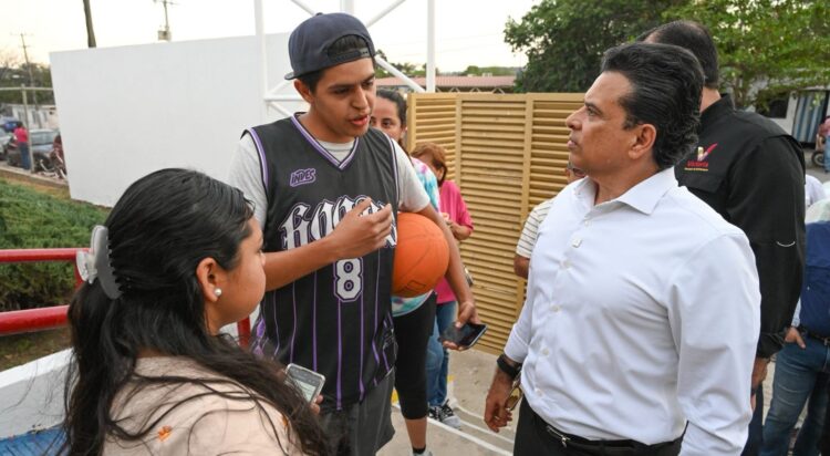 Encabeza Lalo Gattás entrega de apoyos alimentarios en Victoria.