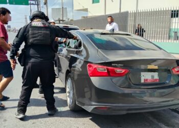 Minutos de angustia! Guardia Estatal rompe cristal y salva a bebé atrapado dentro de un auto en Reynosa