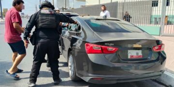 Minutos de angustia! Guardia Estatal rompe cristal y salva a bebé atrapado dentro de un auto en Reynosa