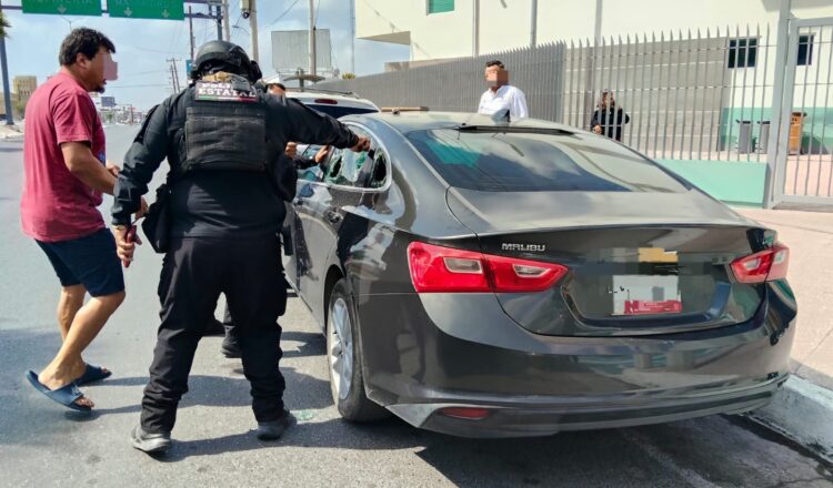 Minutos de angustia! Guardia Estatal rompe cristal y salva a bebé atrapado dentro de un auto en Reynosa