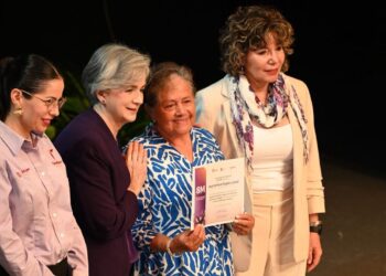 Asisten Lucy y Lalo a ciclo de conferencias en conmemoración del M8