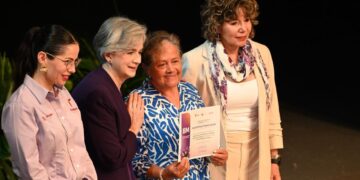 Asisten Lucy y Lalo a ciclo de conferencias en conmemoración del M8