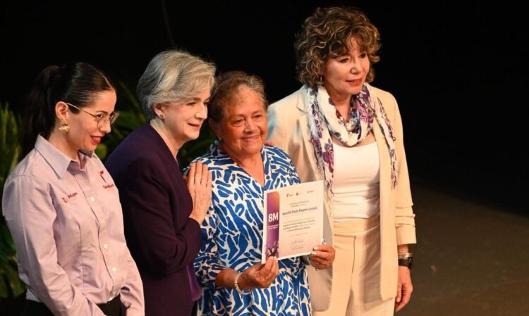 Asisten Lucy y Lalo a ciclo de conferencias en conmemoración del M8