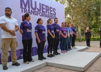 Con energía y entusiasmo participan Lalo y Lucy en Zumbaton con Causa.