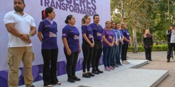 Con energía y entusiasmo participan Lalo y Lucy en Zumbaton con Causa.