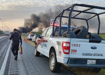 Alerta en carretera Tampico–Mante: vehículo se incendia y cierran carril en plena vía federal