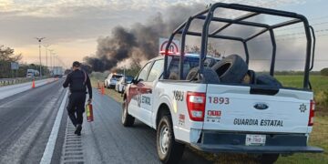 Alerta en carretera Tampico–Mante: vehículo se incendia y cierran carril en plena vía federal