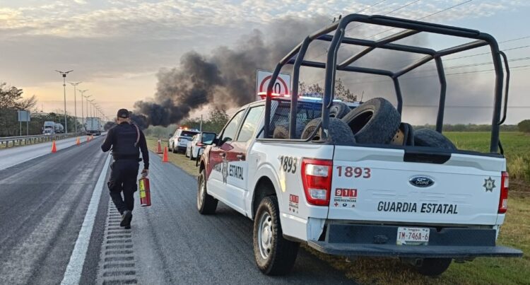Alerta en carretera Tampico–Mante: vehículo se incendia y cierran carril en plena vía federal