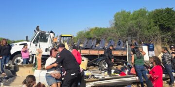 Vuelca camión en la Carretera 101 en Padilla: 15 mujeres resultan lesionadas y moviliza a la Guardia Estatal