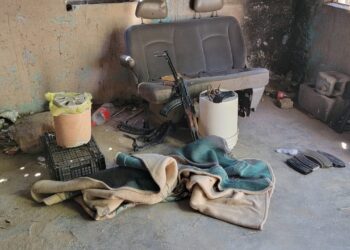 Aseguran armas y “ponchallantas” en predio abandonado de Díaz Ordaz