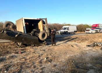 Tráiler vuelca y colapsa la Carretera 101 en Tamaulipas; circulación sigue afectada