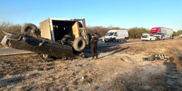 Tráiler vuelca y colapsa la Carretera 101 en Tamaulipas; circulación sigue afectada