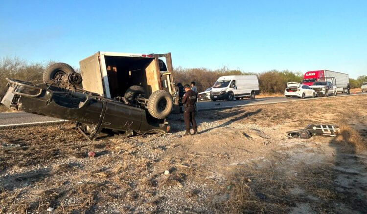Tráiler vuelca y colapsa la Carretera 101 en Tamaulipas; circulación sigue afectada