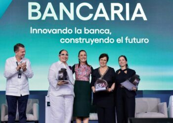 Sheinbaum celebra compromiso de la banca para aumentar créditos; anuncia inversión de 5.6 billones y avances económicos