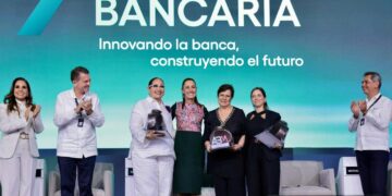 Sheinbaum celebra compromiso de la banca para aumentar créditos; anuncia inversión de 5.6 billones y avances económicos