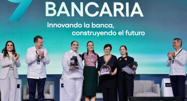 Sheinbaum celebra compromiso de la banca para aumentar créditos; anuncia inversión de 5.6 billones y avances económicos