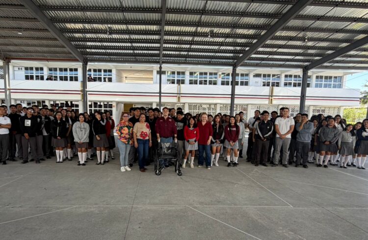 Humberto Prieto dialoga con estudiantes del COBAT 22 en Reynosa y atiende solicitudes