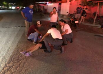 Perro se atraviesa y provoca caída de motocicleta; mujer embarazada resulta lesionada