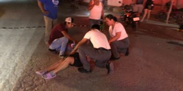 Perro se atraviesa y provoca caída de motocicleta; mujer embarazada resulta lesionada