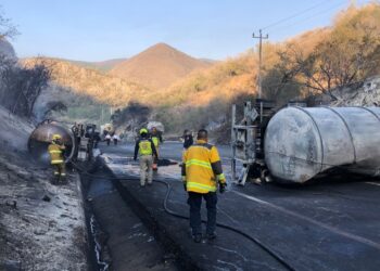 Choque de pipas mantiene cerrada la carretera Rumbo Nuevo; continúan labores de limpieza