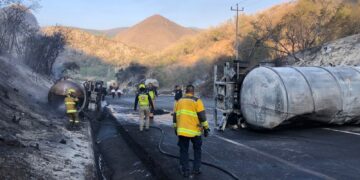 Choque de pipas mantiene cerrada la carretera Rumbo Nuevo; continúan labores de limpieza