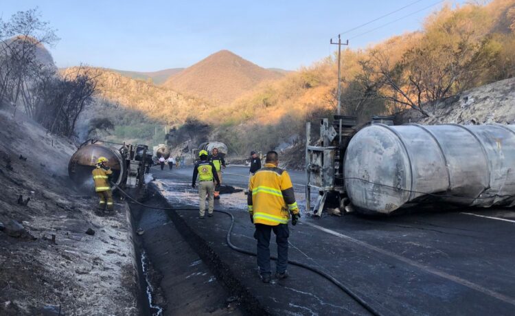 Choque de pipas mantiene cerrada la carretera Rumbo Nuevo; continúan labores de limpieza
