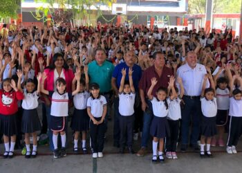 ¡Sorprenden a niños con animales en peligro de extinción en escuela de Victoria! Así fue la increíble convivencia