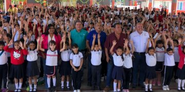 ¡Sorprenden a niños con animales en peligro de extinción en escuela de Victoria! Así fue la increíble convivencia