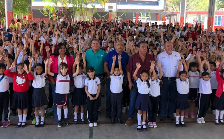 ¡Sorprenden a niños con animales en peligro de extinción en escuela de Victoria! Así fue la increíble convivencia