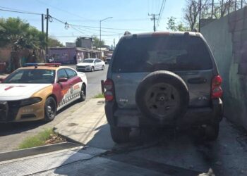 Aseguran camioneta con placas sobrepuestas en Nuevo Laredo durante operativo preventivo