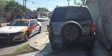 Aseguran camioneta con placas sobrepuestas en Nuevo Laredo durante operativo preventivo