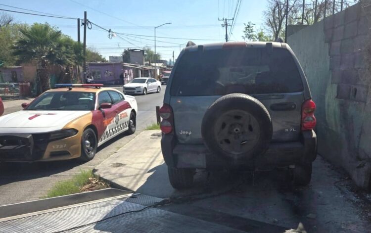 Aseguran camioneta con placas sobrepuestas en Nuevo Laredo durante operativo preventivo