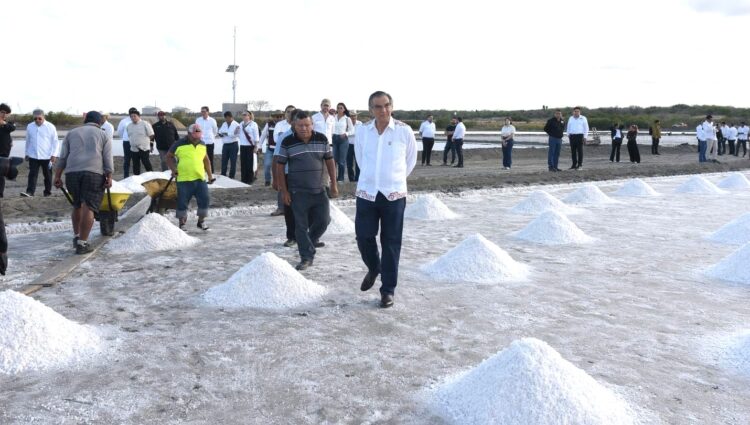 Supervisa Américo Villarreal producción de sal marina en Altamira; impulsan su crecimiento económico