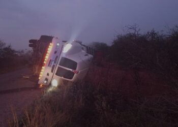 ¡Vuelca tráiler y colapsa carretera en Tamaulipas! Tráfico afectado por horas