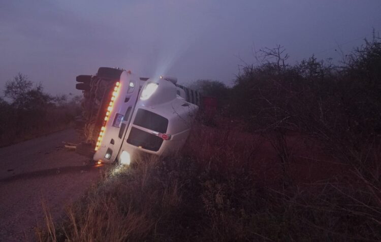 ¡Vuelca tráiler y colapsa carretera en Tamaulipas! Tráfico afectado por horas