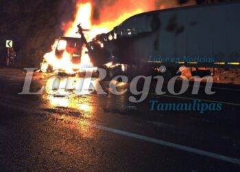 Tráiler arde en llamas en carretera a Rumbo Nuevo; hay un lesionado