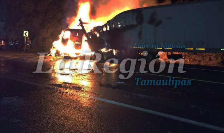 Tráiler arde en llamas en carretera a Rumbo Nuevo; hay un lesionado