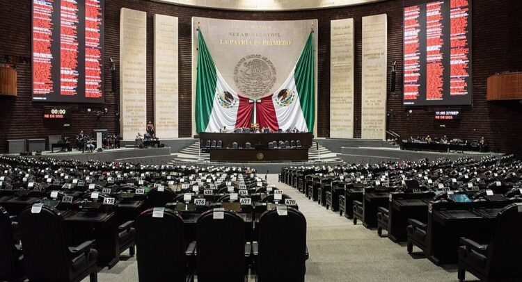 Proponen reforma para ampliar acceso laboral a migrantes en México
