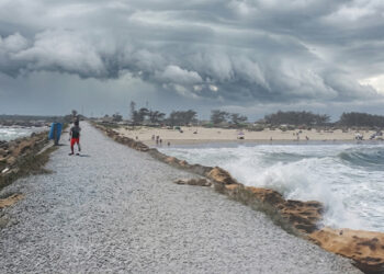 ¡Peligro en el mar! surada azota playas de Tamaulipas y pone en riesgo a vacacionistas