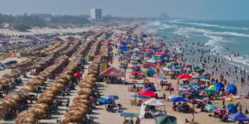 Turistas de CDMX y Nuevo León desbordan playas tamaulipecas
